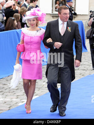 Prinz Charles und Prinzessin Camilla von Bourbon beider Sizilien besuchen die kirchliche Trauung der französische Prinz Jean d? Orleans und Prinzessin Philomena, Herzog und Herzogin von Vendome, in der Kathedrale von Senlis, Frankreich, 2. Mai 2009. Foto: Albert Nieboer (Niederlande) Stockfoto