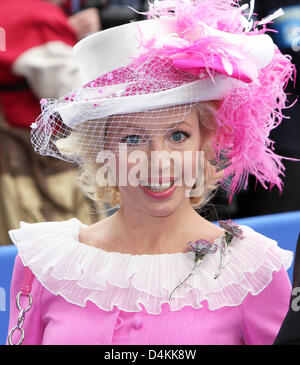 Prinzessin Camilla von Bourbon beider Sizilien besucht die kirchliche Trauung der französische Prinz Jean d? Orleans und Prinzessin Philomena, Herzog und Herzogin von Vendome, in der Kathedrale von Senlis, Frankreich, 2. Mai 2009. Foto: Albert Nieboer (Niederlande) Stockfoto