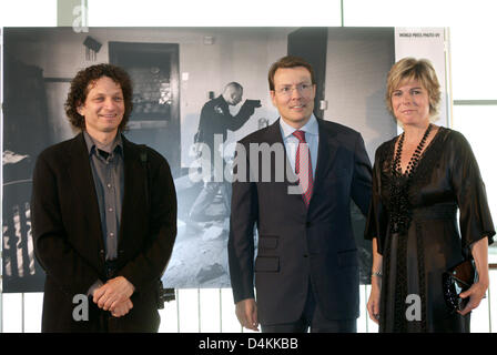 Dutch Prince Constantijn (C), Prinzessin Laurentien und der Gewinner des World Press Photo 2008, Fotografen Anthony Suau mit seinem Bild Finanzkrise besuchen die World Press Photo Award Zeremonie in Muziekgebouw Aan? t IJ in Amsterdam, die Niederlande, 3. Mai 2009. Es ist der erste öffentliche Auftritt der Mitglieder des niederländischen Königshauses nach der Tragödie auf Queen? s Tag. Die pr Stockfoto