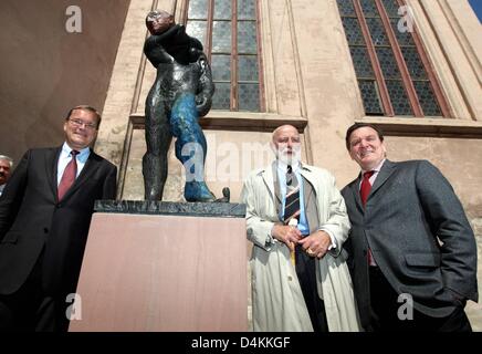 Artist Markus Luepertz (C), ehemalige German Chancellor Gerhard Schroeder (R) und Bamberg? s Oberbürgermeister Andreas Starke stehen neben seinem 1, 8 m hohe Skulptur? Apoll? die auf vorgestellt wurde? Sandstrasse? in Bamberg, Deutschland Mai 4. 2009. Die Stadt Bamberg kaufte die Skulptur auf Intitiative von seinen Oberbürgermeister Starke für 150.000 Euro, eine Summe, die von Stiftungen, Sponsoren und Pri angesprochen wurde Stockfoto