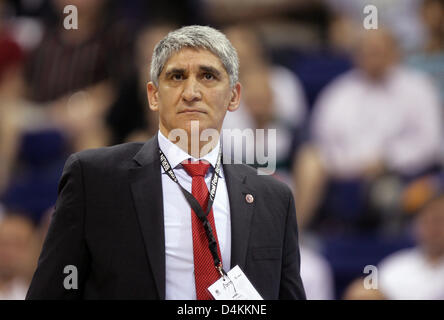 Olympiakos Piräus? s Cheftrainer Giannaikis Panagiotis abgebildet während der EuroLeague Halbfinale Spiel Olympiakos Piräus Vs Panathinaikos Athen in Berlin, Deutschland, 1. Mai 2009. Panathinaikos gewann das Match 84-82 und bewegt sich bis ins Finale. Foto: Jens Wolf Stockfoto