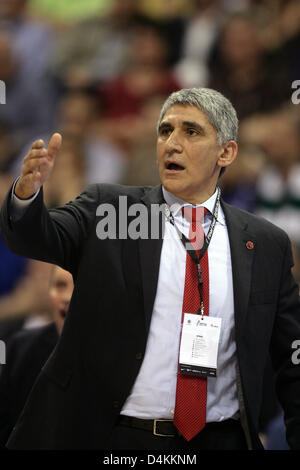 Olympiakos Piräus? s Cheftrainer Giannaikis Panagiotis abgebildet während der EuroLeague Halbfinale Spiel Olympiakos Piräus Vs Panathinaikos Athen in Berlin, Deutschland, 1. Mai 2009. Panathinaikos gewann das Match 84-82 und bewegt sich bis ins Finale. Foto: Jens Wolf Stockfoto