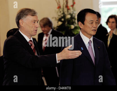 Der deutsche Bundespräsident Horst Köhler begrüßt Japan? s Prime Minister Taro Aso (R) auf Schloss Bellevue in Berlin, Deutschland, 5. Mai 2009. ASO, Vorsitzender der Japan? s Liberal-Demokratischen Partei, ist das Land? s Premierminister seit September 2008. Foto: RAINER JENSEN Stockfoto