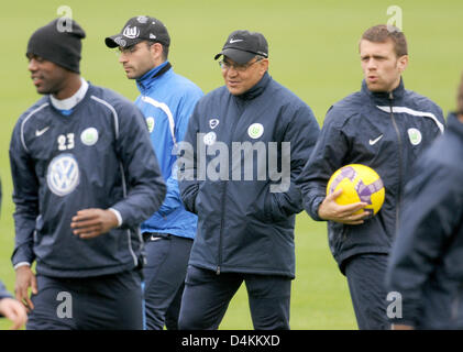Cheftrainer des deutschen Fußball-Bundesliga Club VfL Wolfsburg Felix Magath (C) abgebildet mit Spielern Grafite (L) und Zvejezdan Misimovic (R) und Assistent während einer Trainingseinheit in Wolfsburg, Deutschland, 6. Mai 2009. Magath übernimmt bei Bundesliga-Rivalen FC Schalke 04 am 1. Juli 2009 als Trainer und Manager. Laut der Homepage der deutschen Zeitung? Bild? (? bild.de?), Magath Alr Stockfoto