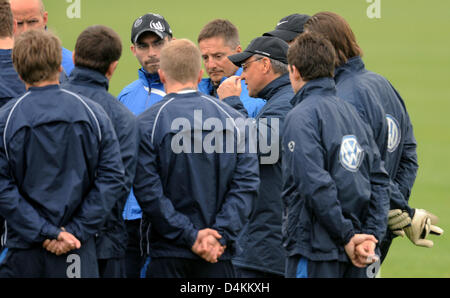 Headcoach der deutschen Bundesliga Verein VfL Wolfsburg Felix Magath (3-R) spricht mit seinen Spielern während einer Trainingseinheit in Wolfsburg, Deutschland, 6. Mai 2009. Magath übernimmt bei Bundesliga-Rivalen FC Schalke 04 am 1. Juli 2009 als Trainer und Manager. Laut der Homepage der deutschen Zeitung? Bild? (? bild.de?), Magath bereits informiert das Team über seinen Abschied. Foto: JOCHEN LU Stockfoto
