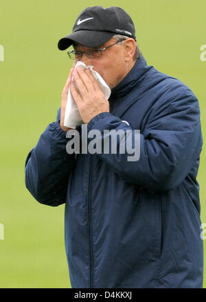 Cheftrainer des deutschen Bundesligisten VfL Wolfsburg Felix Magath in Wolfsburg, Deutschland, 6. Mai 2009 während einer Trainingseinheit abgebildet. Magath übernimmt bei Bundesliga-Rivalen FC Schalke 04 am 1. Juli 2009 als Trainer und Manager. Laut der Homepage der deutschen Zeitung? Bild? (? bild.de?), Magath bereits informiert das Team über seinen Abschied. Foto: JOCHEN LUEBKE Stockfoto