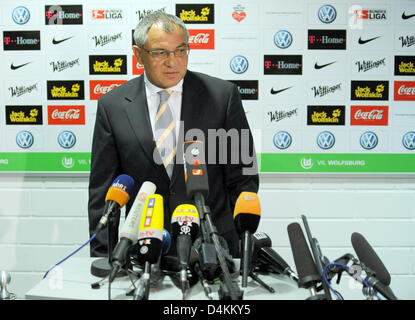 Headcoach der deutschen Bundesligisten VfL Wolfsburg Felix Magath gibt ein Statement auf einer Pressekonferenz in Wolfsburg, Deutschland, 6. Mai 2009. Magath übernimmt bei Bundesliga-Rivalen FC Schalke 04 am 1. Juli 2009 als Trainer und Manager. Foto: JOCHEN LUEBKE Stockfoto