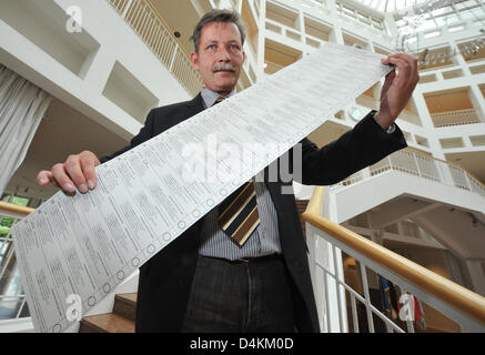 Hans-Joachim Skupsch der Pressestelle der Stadt Dortmund präsentiert die Wahlzettel für die Europawahl am Rathaus in Dortmund, Deutschland, 6. Mai 2009. Eine Länge von 94 Zentimetern und 31 wahlwerbenden macht es den längste Wahlzettel der landesweiten Wahlen innerhalb der Nachkriegszeit. Die Europawahl statt findet am 6. Juni 2009. Foto: Ber Stockfoto