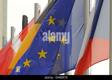 Die Fahnen der European Union (C) und der Tschechischen Republik (R) fliegen neben den anderen Nationalflaggen der EU-Mitgliedstaaten vor dem Kongresszentrum in Prag, Tschechische Republik, 7. Mai 2009. Vorerst, will der tschechische Staatspräsident Vaclav Klaus nicht ratifiziert EU-Reformvertrag auch nach der Genehmigung durch die zweite Kammer des Parlaments. Er fürchtet um die Souveränität der Stockfoto