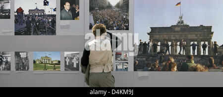 Ein Besucher schaut die Exponate während der Eröffnung der Open-Air-Ausstellung? Friedliche Revolution 1989/90? am Alexanderplatz in Berlin, Deutschland Mai 07, 2009. Die Ausstellung in deutscher und englischer Sprache präsentiert beeindruckende Fotos und Audio- und Filmaufnahmen an der friedlichen Revolution in der DDR 1989/90 angeschlossen. Die Ausstellung ist geöffnet von 08 Mai bis 14. November 2009. Foto: Stockfoto