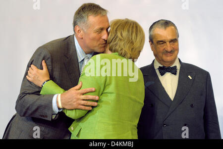 Tschechische Ministerpräsident Mirek Topolanek (L) und Czech Foreign Minister Karel Schwarzenberg (R) begrüßen die deutsche Bundeskanzlerin Angela Merkel auf dem EU-Gipfel auf? Östliche Partnerschaft? in Prag, Tschechische Republik, Mai 07 2009. Der Gipfel soll die Europäische Union die ehemaligen sowjetischen Nationen, Armenien, Aserbaidschan, Georgien, Moldawien, Ukraine und Belarus näher bringen. Die EU bietet Verträge der Stockfoto