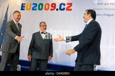 Tschechische Ministerpräsident Mirek Topolanek (L) und Czech Foreign Minister Karel Schwarzenberg (C) der georgische Präsident Mikheil Saakashvili Willkommen auf dem EU-Gipfel auf? Östliche Partnerschaft? in Prag, Tschechische Republik, Mai 07 2009. Der Gipfel soll die Europäische Union die ehemaligen sowjetischen Nationen, Armenien, Aserbaidschan, Georgien, Moldawien, Ukraine und Belarus näher bringen. Die EU bietet Genuss Stockfoto