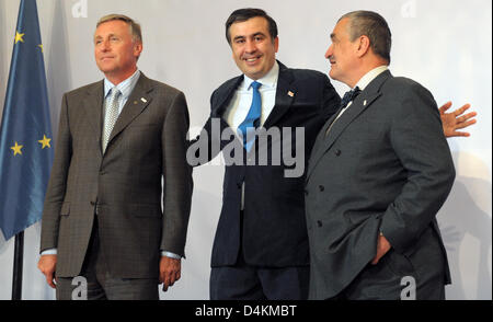 Tschechische Ministerpräsident Mirek Topolanek (L) und Czech Foreign Minister Karel Schwarzenberg (R) mit der georgische Präsident Mikheil Saakashvili auf dem EU-Gipfel am posieren? Östliche Partnerschaft? in Prag, Tschechische Republik, Mai 07 2009. Der Gipfel soll die Europäische Union die ehemaligen sowjetischen Nationen, Armenien, Aserbaidschan, Georgien, Moldawien, Ukraine und Belarus näher bringen. Die EU bietet tre Stockfoto