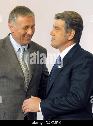 Tschechische Ministerpräsident Mirek Topolanek (L) begrüßt der ukrainische Präsident Viktor Yushchenko auf dem EU-Gipfel auf? Östliche Partnerschaft? in Prag, Tschechische Republik, Mai 07 2009. Der Gipfel soll die Europäische Union die ehemaligen sowjetischen Nationen, Armenien, Aserbaidschan, Georgien, Moldawien, Ukraine und Belarus näher bringen. Die EU bietet Verträge des Verbandes, helfen beim Bau von sta Stockfoto