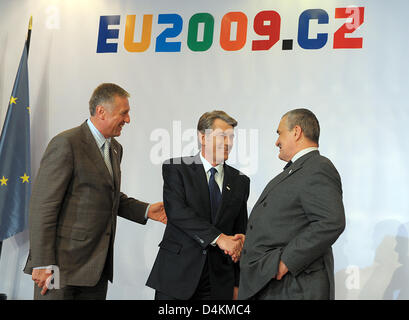 Tschechische Ministerpräsident Mirek Topolanek (L) und Czech Foreign Minister Karel Schwarzenberg (R) der ukrainische Präsident Viktor Yushchenko Willkommen auf dem EU-Gipfel auf? Östliche Partnerschaft? in Prag, Tschechische Republik, Mai 07 2009. Der Gipfel soll die Europäische Union die ehemaligen sowjetischen Nationen, Armenien, Aserbaidschan, Georgien, Moldawien, Ukraine und Belarus näher bringen. Die EU bietet treati Stockfoto