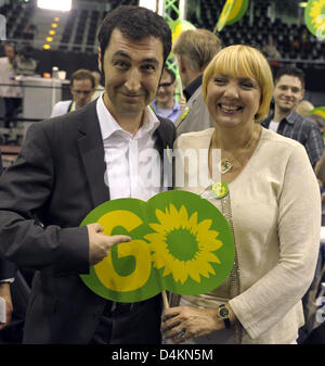 Vorsitzende der deutschen Partei Bündnis 90/die grünen Cem Oezdemir (L) und Claudia Roth Schilder mit der Aufschrift halten? GEHEN? auf der einen Seite und? 09? auf der anderen nach der Party? s 30. Bundesrepublik Delegierten-Konferenz in Berlin, Deutschland, 10. Mai 2009. Als erste Partei, die grünen auf ihrem Manifest für die eidgenössischen Wahlen und einen Anruf, während Stimmen beschlossen die drei-Tages-Parteitag. Foto: TIM Stockfoto