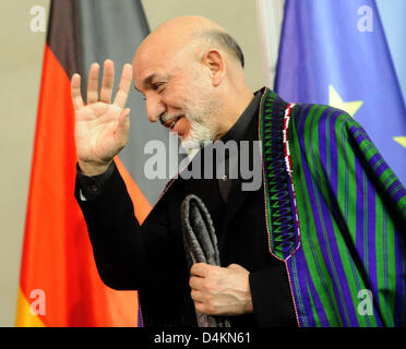 Afghanistan? s Präsident Hamid Karzai ist nach einer gemeinsamen Pressekonferenz mit Bundeskanzlerin Angela Merkel im Bundeskanzleramt in Berlin, Deutschland, 10. Mai 2009 abgebildet. Merkel und Karzai trafen sich zu bilateralen Gesprächen in Berlin. Foto: KLAUS-DIETMAR GABBERT Stockfoto