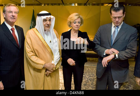 Gunter Thielen (L-R), Vorsitzender des Aufsichtsrats der Bertelsmann, Saudi-Arabische Prinz Turki Al-Faisal, Liz Mohn, Mitglied im Aufsichtsrat der Bertelsmann und der deutsche Wirtschaftsminister Karl-Theodor Zu Guttenberg im Bild vor der? Kronberger Gespraeche? (lit.) Kronberg Talks?) Das waren von der Bertelsmann Stiftung in Riyadh, Saudi Arabien, 11. Mai 2009 organisiert. Accom Stockfoto