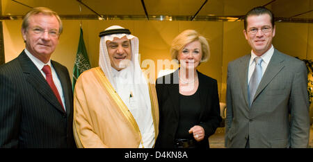 Gunter Thielen (L-R), Vorsitzender des Aufsichtsrats der Bertelsmann, Saudi-Arabische Prinz Turki Al-Faisal, Liz Mohn, Mitglied im Aufsichtsrat der Bertelsmann und der deutsche Wirtschaftsminister Karl-Theodor Zu Guttenberg im Bild vor der? Kronberger Gespraeche? (lit.) Kronberg Talks?) Das waren von der Bertelsmann Stiftung in Riyadh, Saudi Arabien, 11. Mai 2009 organisiert. Accom Stockfoto