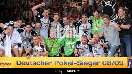 Kieler? s Spieler feiern ihren Sieg nach den deutschen Handball Federation (DHB)-Cup-Finale Spiel THW Kiel gegen VfL Gummersbach in Color Line Arena in Hamburg, Deutschland, 10. Mai 2009. Kiel besiegte Gummersbach 30-24 um den DHB-Pokal zu gewinnen. Foto: Marcus Brandt Stockfoto