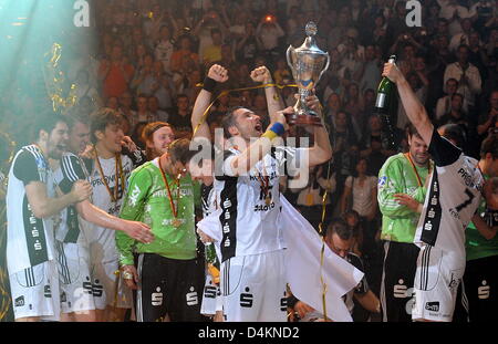 Kieler? s Spieler feiern ihren Sieg nach den deutschen Handball Federation (DHB)-Cup-Finale Spiel THW Kiel gegen VfL Gummersbach in Color Line Arena in Hamburg, Deutschland, 10. Mai 2009. Kiel besiegte Gummersbach 30-24 um den DHB-Pokal zu gewinnen. Foto: Marcus Brandt Stockfoto