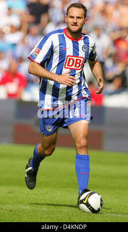 Berlin? s Josip Simunic führt den Ball während der Bundesliga Spieltag 31 Krawatte Hertha BSC Berlin Vs VfL Bochum im Olympiastadion in Berlin, Deutschland, 9. Mai 2009. Berlin gewann mit 2: 0. Foto: Hannibal Hanschke Stockfoto
