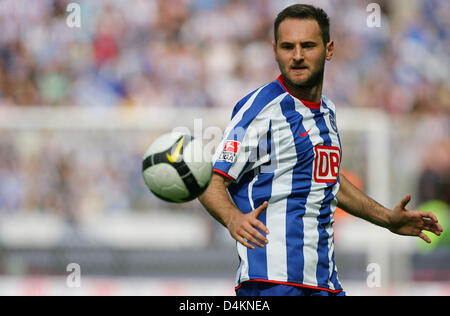 Berlin? s Josip Simunic führt den Ball während der Bundesliga Spieltag 31 Krawatte Hertha BSC Berlin Vs VfL Bochum im Olympiastadion in Berlin, Deutschland, 9. Mai 2009. Berlin gewann mit 2: 0. Foto: Hannibal Hanschke Stockfoto