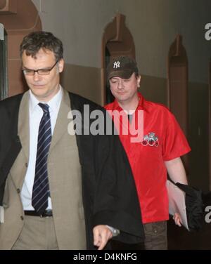 Defendant Frank L. (C) kommt mit seinem Attourney Bernd Radke (L) für die Gerichtsverhandlung beim Amtsgericht Berlin, Deutschland, 12. Mai 2009. Im Juli 2008 hatte die Beklagte riss den Kopf des umstrittenen Wachsfigur von Adolf Hitler bei der Eröffnung von Madame Tussauds Wachsfigurenkabinett in Berlin. Die Beklagte hat die Tat gestanden und wurde zu einer Geldstrafe von 900 Euro verurteilt. Foto: ALINA NOVOPASHINA Stockfoto