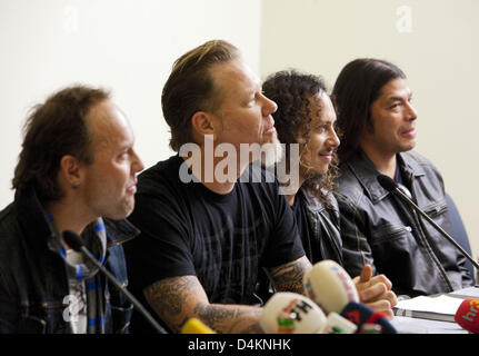 (L-R) James Hetfield, Lars Ulrich, Kirk Hammett und Robert Trujillo Rockband Metallica besuchen eine Pressekonferenz im Hotel? Die Villa Kennedy? in Frankfurt Main, Deutschland Mai 12. 2009. Zusammen mit der deutschen Band? Toten Hosen sterben?,? Metallica? haben einige Förderung für ihren gemeinsamen Auftritt bei der? Sonisphere Festival? die an der Rennstrecke Hockenheimring am 4. Juli stattfinden wird 20 Stockfoto