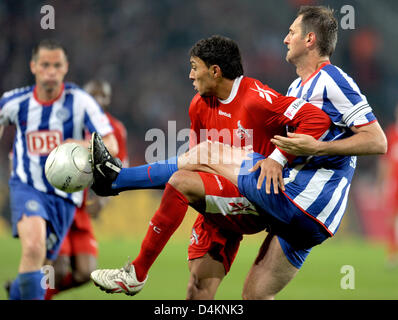 Köln? s Adil Chihi (C) um den Ball mit Berlin kämpft? s Josip Simunic (R) während der Fußball-Bundesliga Spiel 1. FC Köln gegen Hertha BSC Berlin am Rhein-Energie-Stadion in Köln, Deutschland, 12. Mai 2009. Berlin besiegte Köln 2: 1. Foto: Federico Gambarini Stockfoto