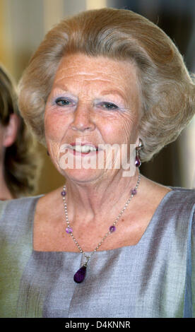 Niederländischen Königin Beatrix besucht die? Appeltjes van Oranje? Preisverleihung am Palast Noordeinde in den Haag, Niederlande, 12. Mai 2009. ? Appeltjes van Oranje? ist eine Initiative des Oranje Fonds, Maxima ist Sie die Patronin der Stiftung. Der mit 15.000 Euro dotierte Preis wurde Presenetd zu? Ruilwinkel? in Goes? Levensboeken? in den Haag und? Foundation-Projekt? in Bonaire. Foto Stockfoto