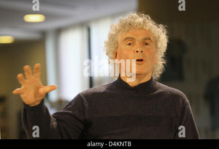 Chefdirigent der Berliner Philharmoniker und künstlerischer Leiter des Berliner Philharmonie, Sir Simon Rattle, spricht während des Orchesters? s Bilanzpressekonferenz 2009-2010 auf die Philharmonie in Berlin, Deutschland, 13. Mai 2009. Sir Simon Rattle bleibt Leiter der Berliner Philharmoniker bis 2018. Foto: ALINA NOVOPASHINA Stockfoto