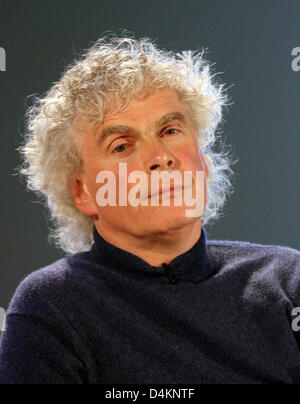 Chefdirigent der Berliner Philharmoniker und künstlerischer Leiter des Berliner Philharmonie, Sir Simon Rattle, spricht während des Orchesters? s Bilanzpressekonferenz 2009-2010 auf die Philharmonie in Berlin, Deutschland, 13. Mai 2009. Sir Simon Rattle bleibt Leiter der Berliner Philharmoniker bis 2018. Foto: ALINA NOVOPASHINA Stockfoto