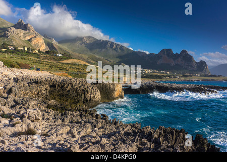 Stürmische See in der Nähe von San Vito lo Capo, Sizilien, Italien Stockfoto