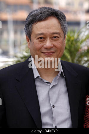 Taiwanesische Regisseur Ang Lee nimmt ein Foto-Shooting auf dem Film? Taking Woodstock? bei den 62. Filmfestspielen in Cannes, Frankreich Mai 16. 2009. Foto: Hubert Boesl Stockfoto