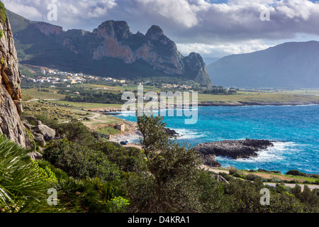 Meer und Berge in der Nähe von San Vito lo Capo, Sizilien, Italien Stockfoto