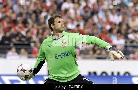 Stuttgart? s Torwart Jens Lehmann wirft den Ball in der deutschen Bundesliga-Spiel VfB Stuttgart V Energie Cottbus im Stadion der Mercedes-Benz-Arena Stuttgart, Deutschland, 16. Mai 2009. Stuttgart schlägt Cottbus mit 2: 0. Foto: Marijan Murat Stockfoto