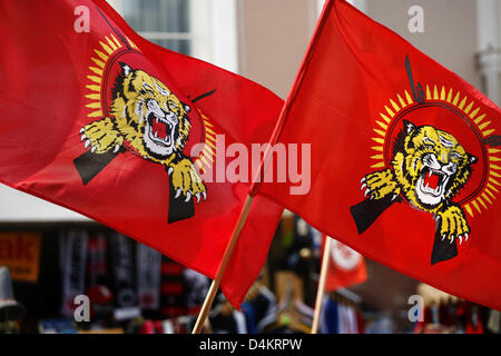 Flaggen der Liberation Tigers of Tamil Eelam (LTTE) sind bei einem Protest der Tamil Tigers in Frankfurt Main, Deutschland, 1. Mai 2009 winkte. Die Tamilen demonstrieren für einen eigenen Staat und Unabhängigkeit von Sri Lanka. Jedoch die LTTE ist eine militante Organisation und Alo geächtet als eine terroristische Organisationen durch Selbstmordattentate. Foto: Wolfram Steinberg Stockfoto