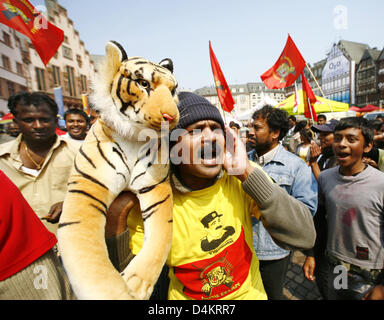 Anhänger der Liberation Tigers of Tamil Eelam (LTTE) zeigen bei einem Protest der Tamil Tigers in Frankfurt Main, Deutschland, 1. Mai 2009. Die Tamilen demonstrieren für einen eigenen Staat und Unabhängigkeit von Sri Lanka. Jedoch die LTTE ist eine militante Organisation und Alo geächtet als eine terroristische Organisationen durch Selbstmordattentate. Foto: Wolfram Steinberg Stockfoto