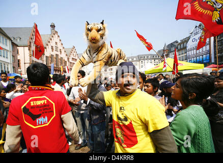 Anhänger der Liberation Tigers of Tamil Eelam (LTTE) zeigen bei einem Protest der Tamil Tigers in Frankfurt Main, Deutschland, 1. Mai 2009. Die Tamilen demonstrieren für einen eigenen Staat und Unabhängigkeit von Sri Lanka. Jedoch die LTTE ist eine militante Organisation und Alo geächtet als eine terroristische Organisationen durch Selbstmordattentate. Foto: Wolfram Steinberg Stockfoto