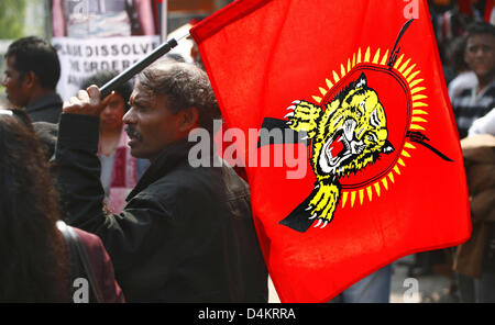 Anhänger der Liberation Tigers of Tamil Eelam (LTTE) zeigen bei einem Protest der Tamil Tigers in Frankfurt Main, Deutschland, 1. Mai 2009. Die Tamilen demonstrieren für einen eigenen Staat und Unabhängigkeit von Sri Lanka. Jedoch die LTTE ist eine militante Organisation und Alo geächtet als eine terroristische Organisationen durch Selbstmordattentate. Foto: Wolfram Steinberg Stockfoto