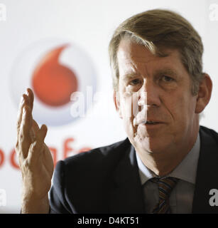 Vodafone Deutschland und Arcor CEO Friedrich Joussen Gesten während des Unternehmens? s Bilanz Bilanz-Pressekonferenz in Düsseldorf, 19. Mai 2009. Der Mobilfunkanbieter Vodafone präsentiert seine vorläufigen Zahlen für 2008/09. Konsolidierten Gesamtumsatz von Vodafone Deutschland und Arcor getroffen 9,412 Milliarden Euro. Foto: ACHIM SCHEIDEMANN Stockfoto