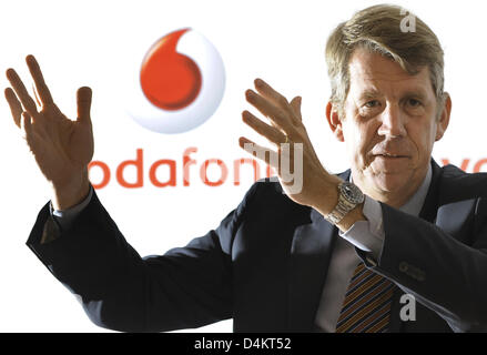 Vodafone Deutschland und Arcor CEO Friedrich Joussen Gesten während des Unternehmens? s Bilanz Bilanz-Pressekonferenz in Düsseldorf, 19. Mai 2009. Der Mobilfunkanbieter Vodafone präsentiert seine vorläufigen Zahlen für 2008/09. Konsolidierten Gesamtumsatz von Vodafone Deutschland und Arcor getroffen 9,412 Milliarden Euro. Foto: ACHIM SCHEIDEMANN Stockfoto