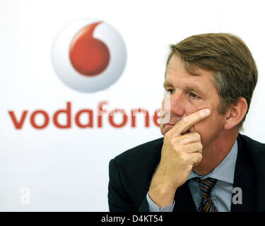 Vodafone Deutschland und Arcor CEO Friedrich Joussen Gesten während des Unternehmens? s Bilanz Bilanz-Pressekonferenz in Düsseldorf, 19. Mai 2009. Der Mobilfunkanbieter Vodafone präsentiert seine vorläufigen Zahlen für 2008/09. Konsolidierten Gesamtumsatz von Vodafone Deutschland und Arcor getroffen 9,412 Milliarden Euro. Foto: ACHIM SCHEIDEMANN Stockfoto