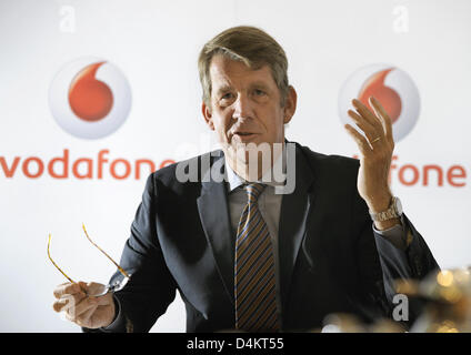 Vodafone Deutschland und Arcor CEO Friedrich Joussen Gesten während des Unternehmens? s Bilanz Bilanz-Pressekonferenz in Düsseldorf, 19. Mai 2009. Der Mobilfunkanbieter Vodafone präsentiert seine vorläufigen Zahlen für 2008/09. Konsolidierten Gesamtumsatz von Vodafone Deutschland und Arcor getroffen 9,412 Milliarden Euro. Foto: ACHIM SCHEIDEMANN Stockfoto