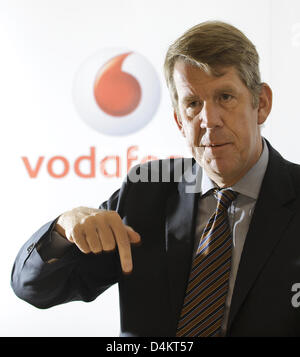 Vodafone Deutschland und Arcor CEO Friedrich Joussen Gesten während des Unternehmens? s Bilanz Bilanz-Pressekonferenz in Düsseldorf, 19. Mai 2009. Der Mobilfunkanbieter Vodafone präsentiert seine vorläufigen Zahlen für 2008/09. Konsolidierten Gesamtumsatz von Vodafone Deutschland und Arcor getroffen 9,412 Milliarden Euro. Foto: ACHIM SCHEIDEMANN Stockfoto