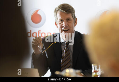 Vodafone Deutschland und Arcor CEO Friedrich Joussen Gesten während des Unternehmens? s Bilanz Bilanz-Pressekonferenz in Düsseldorf, 19. Mai 2009. Der Mobilfunkanbieter Vodafone präsentiert seine vorläufigen Zahlen für 2008/09. Konsolidierten Gesamtumsatz von Vodafone Deutschland und Arcor getroffen 9,412 Milliarden Euro. Foto: ACHIM SCHEIDEMANN Stockfoto