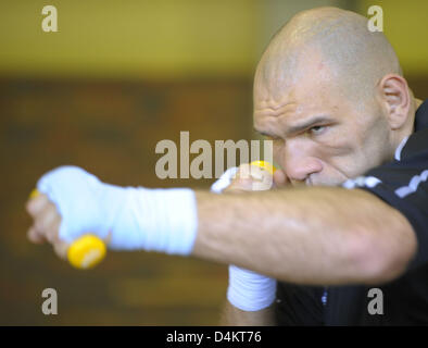 Russische Schwergewichts-Boxer Nikolai Valuev trainiert in Berlin, Deutschland, 19. Mai 2009. Valuev triffst WBA Titelverteidiger, Usbekistan? s Ruslan Chagaev in ihren Rückkampf um den WBA Schwergewichts-Titel in Helsinki, Finnland am 30. Mai l. Foto: SOEREN STACHE Stockfoto