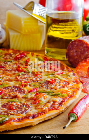 Hintergrund mit traditionellen hausgemachten würzigen Peperoni-pizza Stockfoto