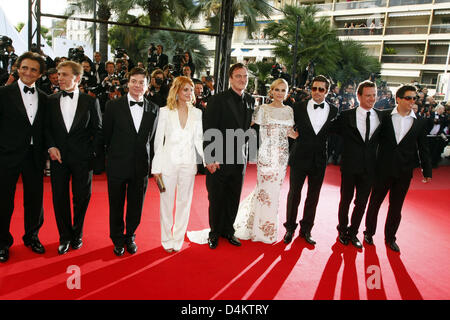 Produzent Lawrence Bender (L-R), deutscher Schauspieler Christoph Waltz, kanadischer Schauspieler Mike Myers, französische Schauspielerin Melanie Laurent, Regisseur Quentin Tarantino, deutsche Schauspielerin Diane Kruger, US-Schauspieler Brad Pitt, deutsche Schauspieler Michael Fassbender und USA Eli Roth kommen bei der Weltpremiere des Films? Inglorious Basterds? bei der? Palais des Festivals? bei den 62. Filmfestspielen von Cannes in Stockfoto